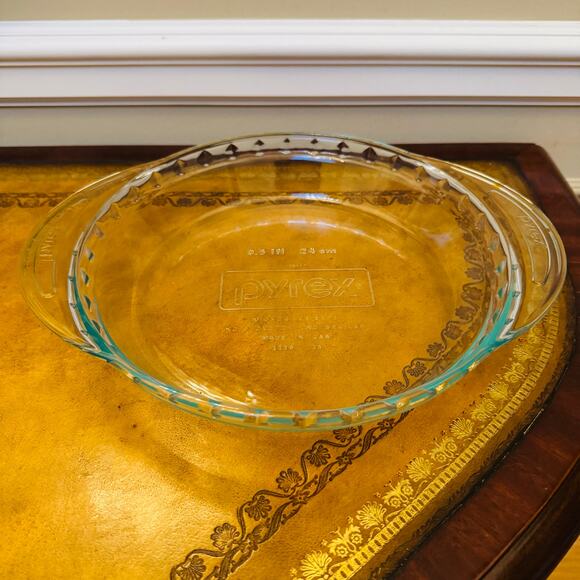 Pyrex Bakeware 9.5" Clear Scalloped Glass Classic Pie Plate Made in USA 2229 - Picture 1 of 6